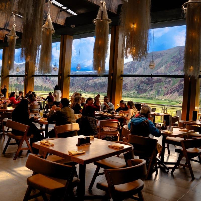 Cena con vista al río Urubamba